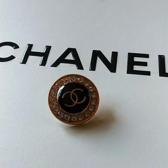 One Authentic CHANEL Button - Picture 6 of 7